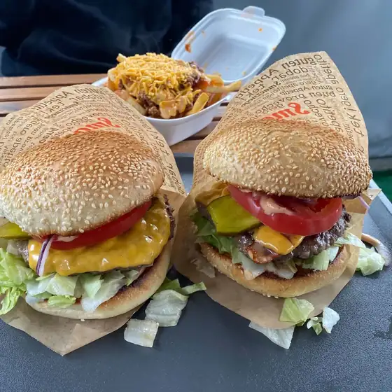 Dwa burgery z frytkami
