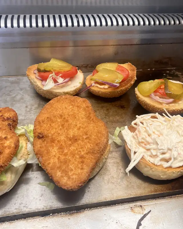 Strips i chicken burger w drodze